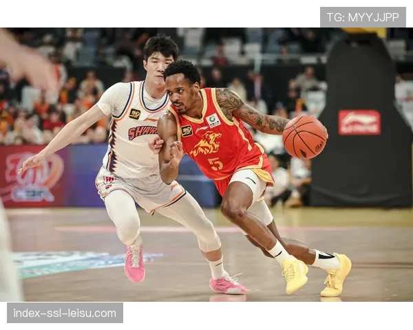 终场哨响,新疆外援琼斯与辽宁外援弗格拥抱致意,交换球衣 终场哨响,新疆外援琼斯与辽宁外援弗格拥抱致意,交换球衣